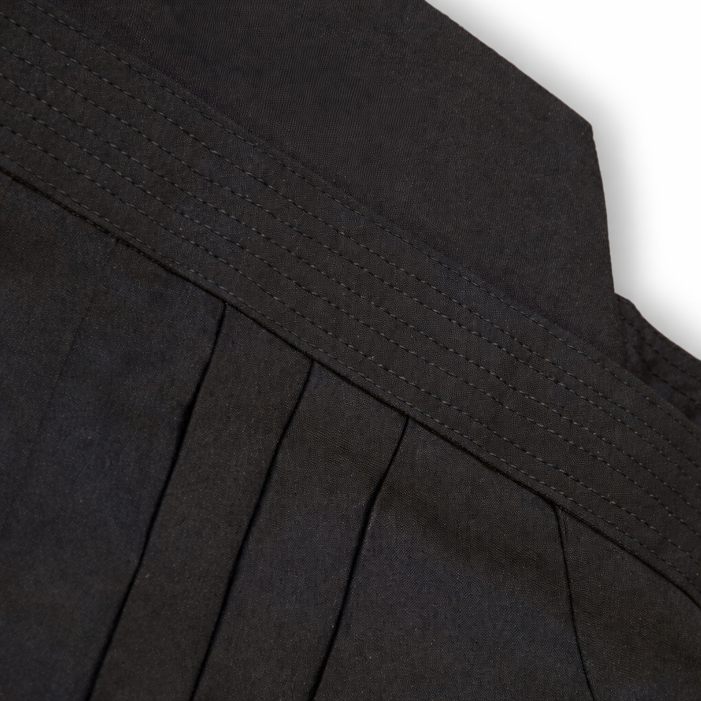 Detailansicht des Koshita eines Iaido Hakama aus schwarzem Rayon-Gewebe